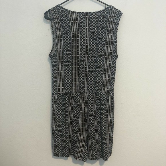 BCBGeneration Graphic Print Stretch Wrap Romper Women’s Small Snap Front - Picture 5 of 12